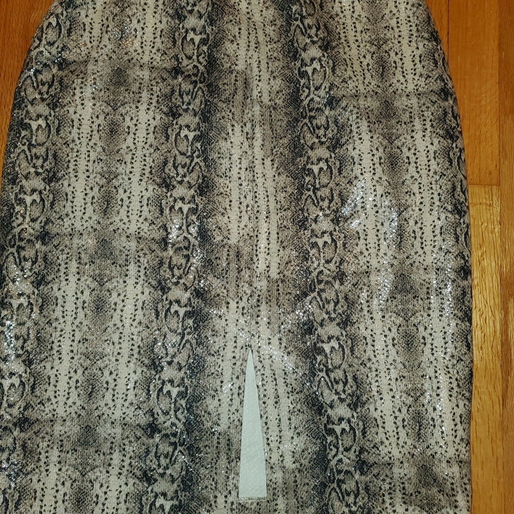 Express snake skin pull on skirt size M